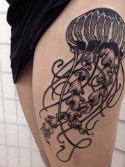 腿部黑白点刺纹身水母纹身图片