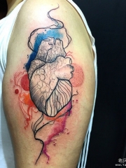 大臂线条心脏泼墨彩色纹身图案
