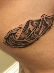 女生侧腰黑白点刺纹身山水纹身图片