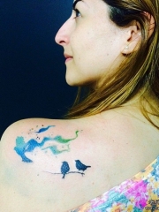 肩部泼墨小鸟小清新纹身图案