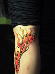 腿部红色火焰纹身图案