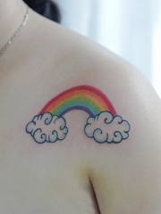 可爱的肩部彩虹卡通纹身图案