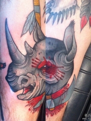 小腿犀牛头血腥纹身图案