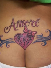 后腰彩色心形蝴蝶结字母纹身图案