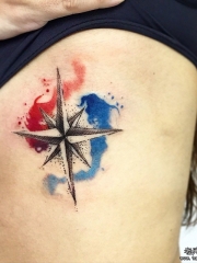 侧腰指南针泼墨点刺纹身图案