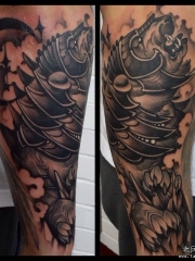 小臂欧美战斗熊school纹身图案