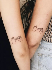 情侣手臂拉钩个性纹身图案