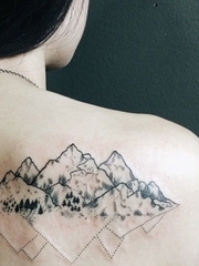 女生背部黑白纹身点刺技巧纹身风景图片