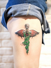 大腿蛇与匕首翅膀骷髅个性纹身图案