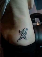 臀部唯美性感的图腾蝴蝶刺青图片