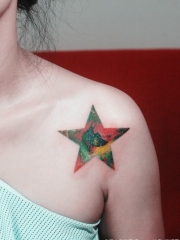 锁骨旁梦幻的星星纹身图案