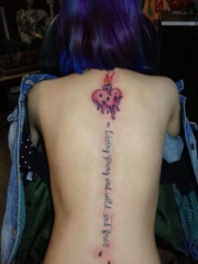 女生背部脊椎心形与字母纹身图案