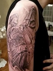 男生手臂上黑白纹身点刺技巧人物肖像纹身图片