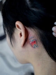 耳后创意的小牙齿彩绘纹身图案