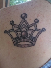 男性左肩膀上黑色几何元素纹身皇冠简单的线条纹身图