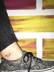 男性脚腕上黑色简单线条纹身星球土星纹身图片