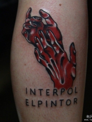 小腿红色手字母纹身图案