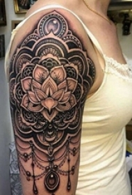 手臂上黑白灰风格点刺纹身图案