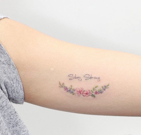 女性的彩色植物颜料纹身水彩花朵纹身清新小图案