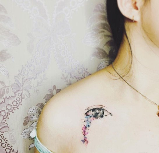 女性的彩色植物颜料纹身水彩花朵纹身清新小图案