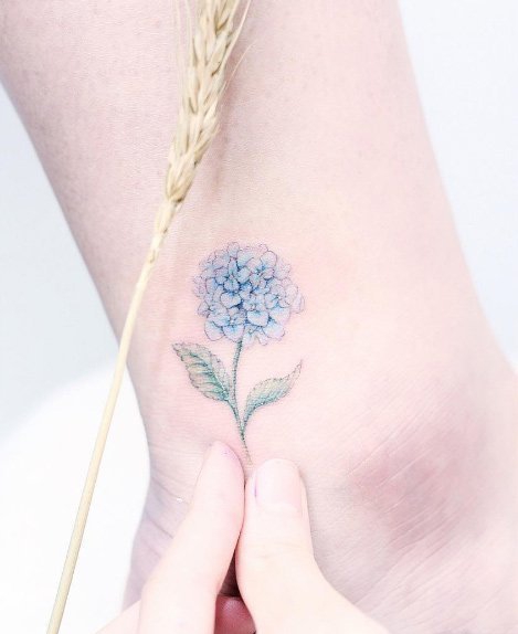 女性的彩色植物颜料纹身水彩花朵纹身清新小图案