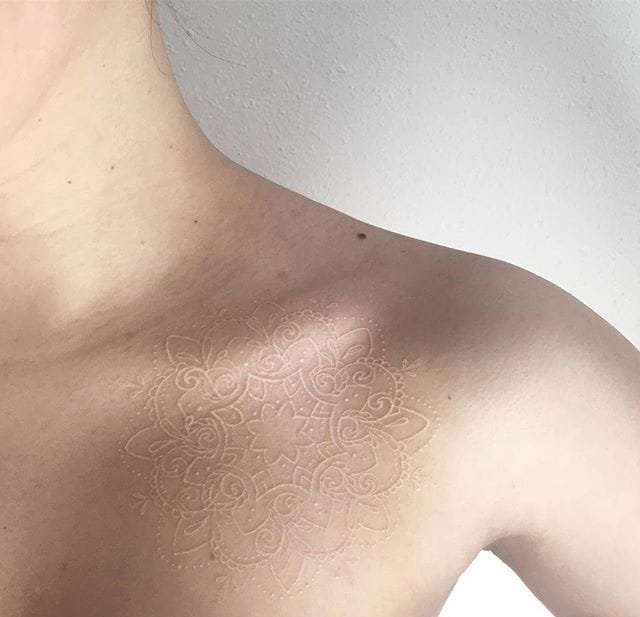 个性的白墨水纹身玫瑰花和小雪花纹身几何花纹身图案