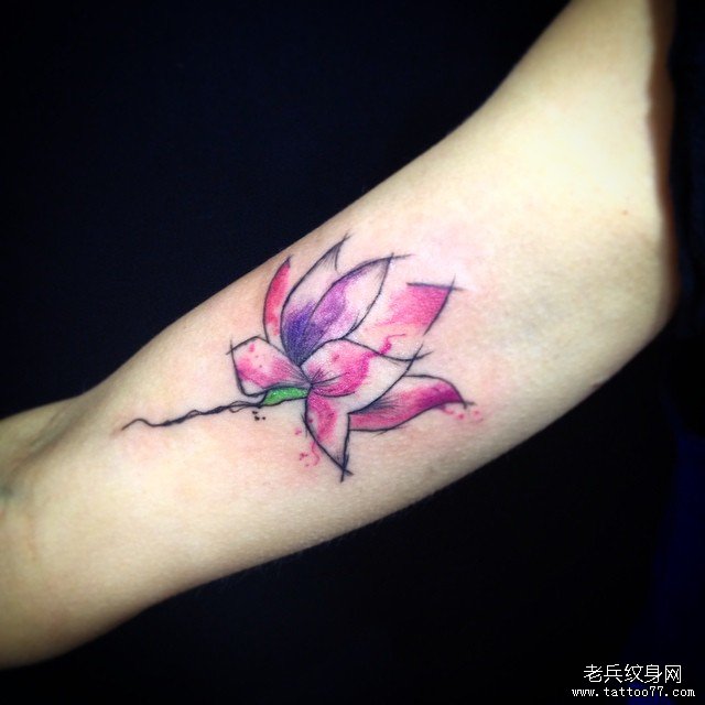 大臂泼墨莲花线条纹身图案