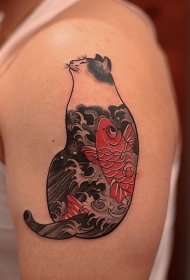 大臂上的肥猫和鲤鱼纹身图案
