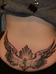 女性臀部翅膀梵文图腾纹身图案