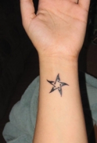 小巧又可爱的纹身图案白线条点刺