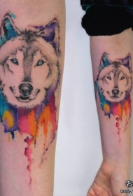 小臂彩色泼墨狼头纹身图案