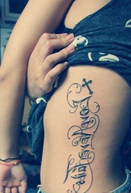 腰部设计感花体英文十字架刺青图案