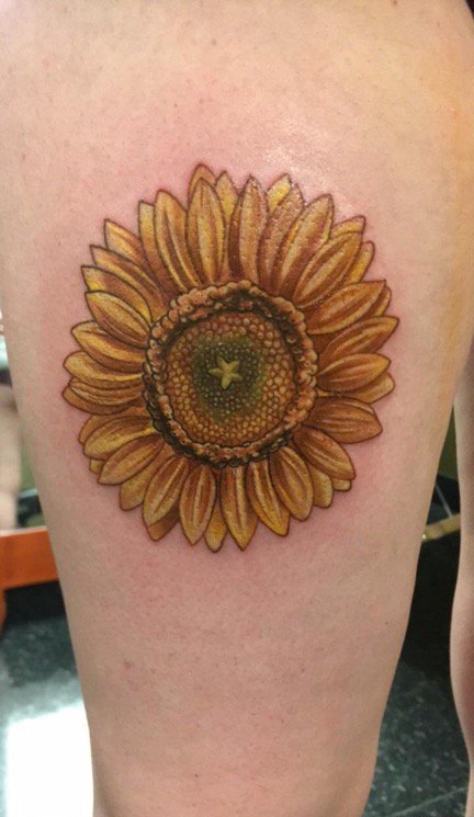 女生腿部渐变色向日葵纹身图片