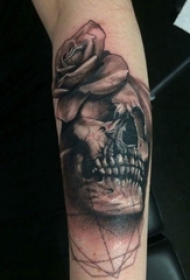 手臂上渐变色纹身点刺技巧骷髅头纹身图片