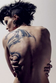 电影龙刺青的女孩背部龙纹身图案