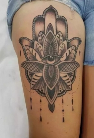 平安健康，大腿法蒂玛之手图腾纹身