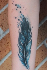 小臂泼墨彩色羽毛纹身图案