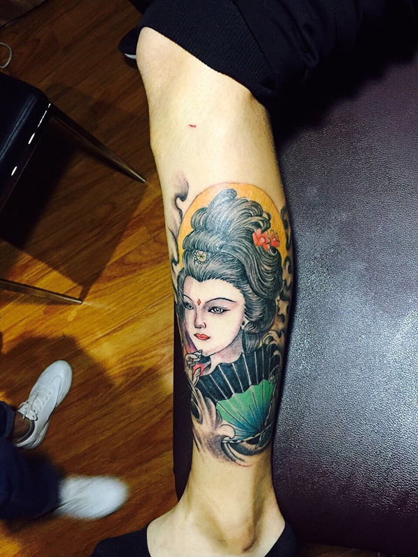 猜不透的心思，小腿艺妓彩绘纹身图案