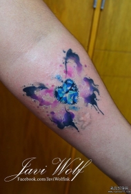 小臂泼墨蝴蝶翅膀与心形钻石彩色纹身图案