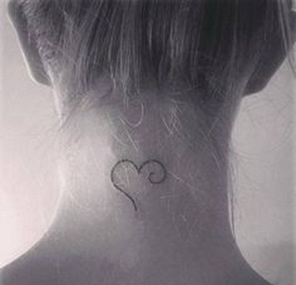女生后颈部性感又可爱的小清新纹身图案