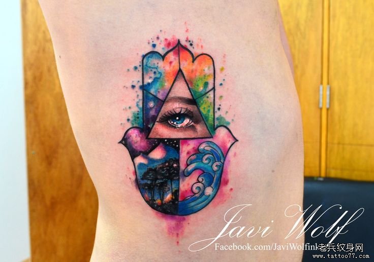 侧腰手与逼真眼睛彩色泼墨纹身图案