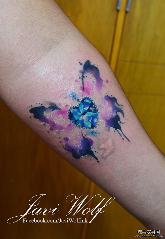 小臂泼墨蝴蝶翅膀与心形钻石彩色纹身图案