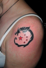 女人手臂小巧的图腾龙与五角星纹身图案