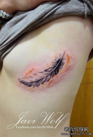 胸部泼墨性感羽毛纹身图案