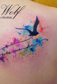 背部字母鸟彩色泼墨纹身图案