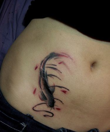 美女腹部水墨画鲤鱼纹身图案