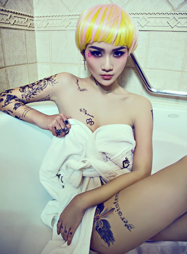 美女王熙然个性手臂腿部纹身图案