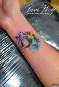 手腕泼墨相机纹身图案