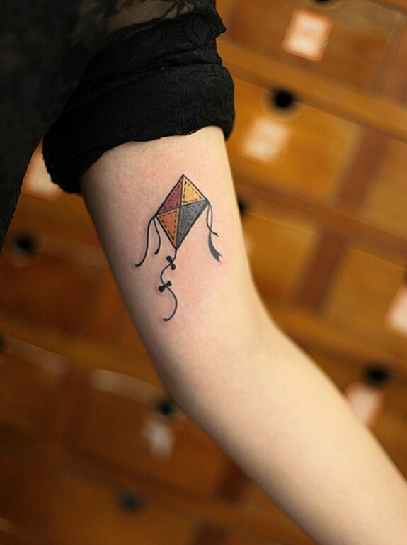 手臂彩色风筝纹身图案
