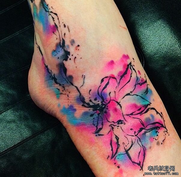 脚背彩色泼墨莲花纹身图案